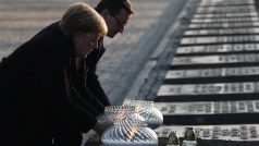 Německá kancléřka Angela Merkelová a polský premiér Mateusz Morawiecki pokládají svíce na památník v bývalém koncentračním táboře Auschwitz-Birkenau.