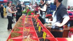 Úterní trh je největší otevřené tržiště v Istanbulu, jsou tu hromady ovoce, zeleniny, dalších potravin i levného oblečení