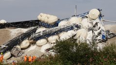 Na trati mezi Mariánskými Lázněmi a Plzní vykolejil vlak s vápencem. Fotografie z pondělí