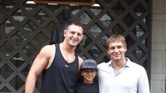 Zleva: Lukáš Krpálek, Petr Mitkov mladší a Petr Mitkov starší před legendární halou Kodokan