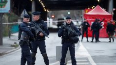 Francouzští policisté hlídkují na místě útoku