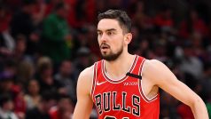 Gordon Hayward z Bostonu Celtics brání rozehrávače Chicaga Bulls Tomáše Satoranského