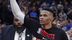 Russell Westbrook zdraví fanoušky v Oklahomě, kde se poprvé představil v dresu soupeře