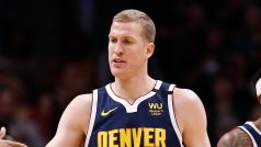 Hráči Denveru Mason Plumlee (24), Monte Morris (11), Jamal Murray (27), Torrey Craig (3) a Michael Porter (1) během utkání proti Clippers.