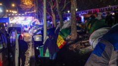Většina migrantů v provizorním tábořišti na severu Paříže byla z Afriky a Asie.