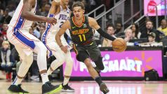 Rozehrávač Atlanty Trae Young (v černém) si v zápase s Philadelphií vylepšil osobní rekord v počtu finálních přihrávek na 18. Celkem zaznamenal 39 bodů.