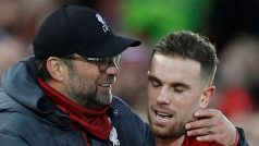 Trenér Liverpoolu Jürgen Klopp společně s kapitánem týmu Jordanem Hendersonem