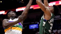 Janis Adetokunbo z Milwaukee Bucks brání Ziona Williamsona z New Orleans Pelicans