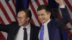 Demokratický prezidentský kandidát Pete Buttigieg (vpravo) s manželem Chastenem mávají davu v New Hampshire (foto z 11. února 2020)