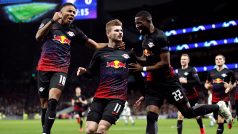 Timo Werner (uprostřed) slaví gól do sítě Tottenhamu