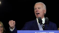 „Jsme docela naživu,“ prohlásil Joe Biden ke zveřejňovaným prozatímním výsledkům během superúterý. „A nenechte se mýlit. Tato kampaň pošle (amerického prezidenta) Donalda Trumpa balit kufry,“ dodal