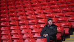 Osamělý fanoušek na stadionu Bramall Lane, kde své domácí zápasy hraje tým Sheffield United