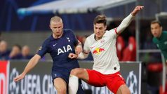 Patrik Schick (vpravo) v souboji s Ericem Dierem z Tottenhamu.