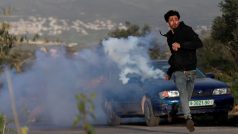 Palestinský demonstrant na Západním břehu Jordánu &quot;vrací&quot; izraelským vojákům granát se slzným plynem