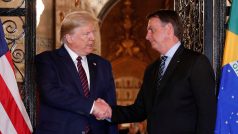 Donald Trump a Jair Bolsonaro při setkání na Floridě. Pár dní poté se ukázalo, že poradce brazilského prezidenta se nakazil koronavirem.