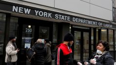 Lidé čekající před úřadem práce v New Yorku.