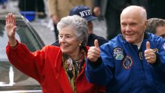 Astronaut John Glenn s manželkou Annie na archivním snímku v roce 1998