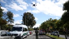 Policejní dron kontroluje obyvatele Bogoty, zda dodržují vládní nařízení