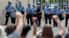 Policie tam ve středu rozháněla protesty slzným plynem stovky demonstrantů