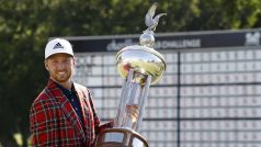 Daniel Berger s trofejí pro vítěze.