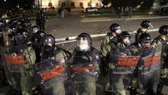 Policie zasahovali proti demonstrantům i slzným plynem.