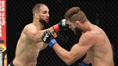 Jiří Procházka se musel při svém debutu v UFC vypořádat ze Švýcarem Volkanem Oezdemirem (vlevo)