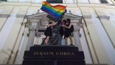 LGBT vlajka na soše Ježíše Krista ve Varšavě