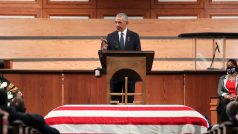 Bývalý americký prezident Barack Obama při projevu na pohřbu senátora Johna Lewise.
