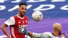 Pierre-Emerick Aubameyang překonává brankáře Chelsea Willyho Caballera ve finále FA Cupu
