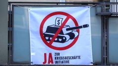 Ve druhém referendu lidé rozhodovali, zda mají centrální banka, nadace a důchodové pojišťovny přestat mít možnost investovat do firem, které vytvářejí více než pět procent obratu díky výrobě válečných zbraní