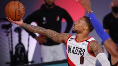 Damian Lillard (vlevo) z Portlandu během zápasu proti Philadelphii.