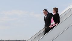 Americký ministr zahraničí Mike Pompeo se ženou Susan po příletu do České republiky