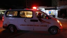 Somálská sanitka opouští místo výbuchu ve městě Mogadišu.