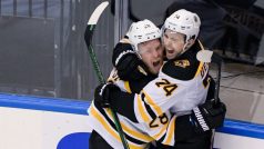 Ondřej Kaše (vlevo) a Jake DeBrusk slaví gól