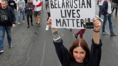 „Na životech Bělorusů záleží,“ stojí na transparentu jedné z demonstrantek.