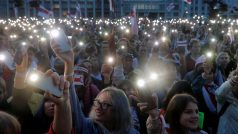 Ministerstvo vnitra tvrdí, že úterních akcí na podporu Lukašenka se zúčastnilo „více než 16 750 lidí“, zatímco na protestech se jich nesešlo ani 4800. Záběry z náměstí Nezávislosti, zveřejněné na platformě YouTube, však nasvědčují tomu, že jen na tomto místě běloruské metropole byly v danou chvíli tisíce lidí (na snímku)