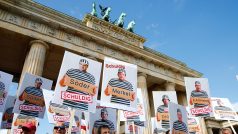 Němečtí politici ve vězeňském oblečení? Lidé s transparenty na demonstraci v Berlíně