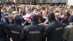 Běloruské bezpečnostní síly proti demonstrantkám v sobotu brutálně zakročily.