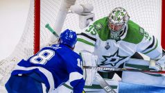 Brankář Dallasu Anton Chudobin a jeho spoluhráč Corey Perry se brání ve finále Stanley Cupu proti Ondřeji Palátovi