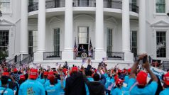 Trump z balkonu promluvil k účastníkům akce označené jako mírumilovný protest za právo a pořádek