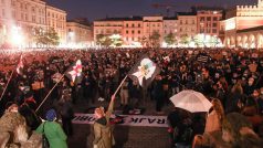 Proti verdiktu ústavního soudu ohledně potratů protestovalo ve Varšavě tisíce lidí