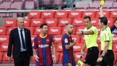 Fotbalisté Barcelony diskutují s rozhodčími během zápasu proti Realu Madrid