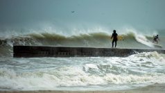 Surfeř na Floridě čeká na vlnu před tím, než oblast zasáhne hurikán Eta