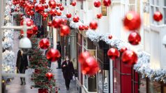 Vánoce sálají z Burlington Arcade v Londýně