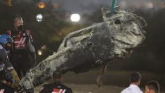 Torzo monopostu Romaina Grosjeana po nehodě ve Velké ceně Bahrajnu