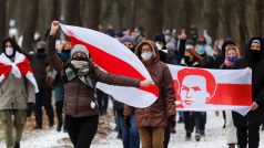 Mnozí protestující, už za zimního počasí, nesli bílo-červeno-bílé vlajky opozice.