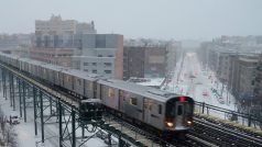 Například v New Jersey státní dopravní společnost NJ Transit pozastavila veškerou vlakovou dopravu a významně omezila autobusové spoje