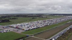 Bývalé letiště Manston na jihu Anglie se změnilo v obří parkoviště