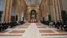 Pontifex poselství pronesl uvnitř Apoštolského paláce jen před několika málo věřícími, kteří měli roušky a dodržovali bezpečný odstup
