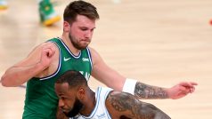 LeBron James se snaží prosadit přes bránícího Luku Dončiće